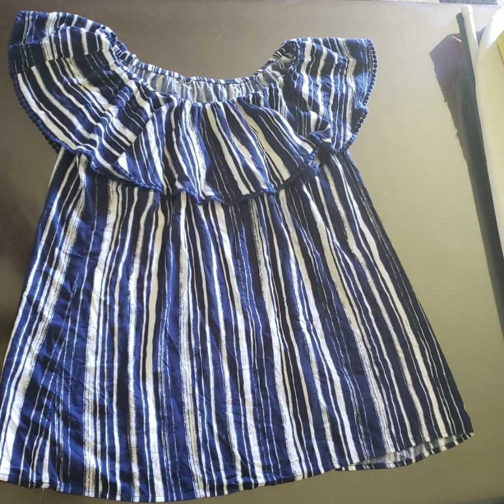 Off sholder shirt with pom pom hem